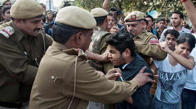 ramjascollegescuffle:delhipolicesuspends3copsafterlathicharge